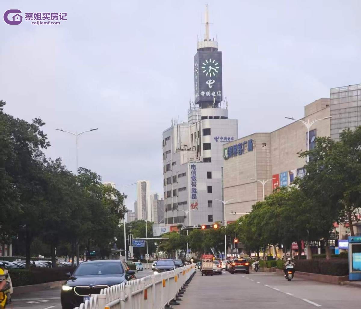 六安老城区市中心大钟楼街景